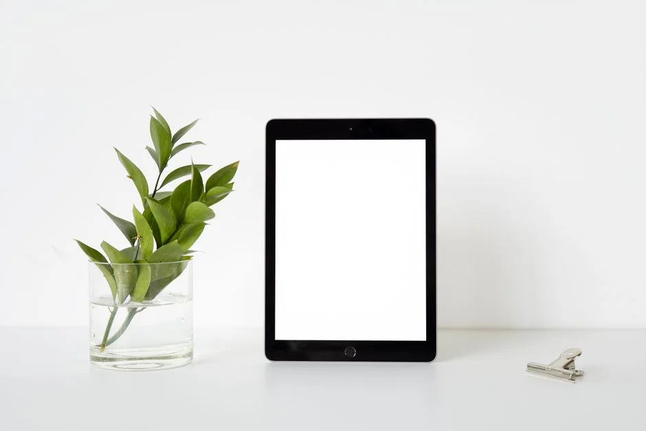 Un espace de travail contemporain équipé de deux écrans d'ordinateur montrant des projets de conception web, mettant en avant la technologie et l'efficacité.